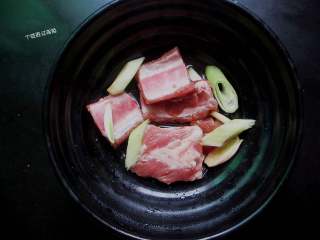 2、糯米排骨卷,排骨加入半勺糖，半勺盐，半勺白酒，1勺酱油，葱蒜拌匀后放入冰箱冷藏2小时