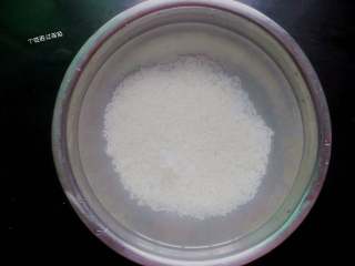 3、糯米排骨卷,糯米浸泡水中2小时