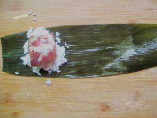 4、糯米排骨卷,粽叶洗净浸泡水中，放入一层糯米，放上腌好的排骨