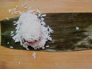 5、糯米排骨卷,在放上一层糯米，按压紧实