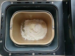 1、虾仁香肠迷你小披萨,所有材料放入面包桶启动揉面程序