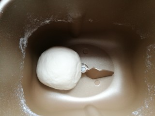 2、虾仁香肠迷你小披萨,揉面一次后,放在面包桶发酵