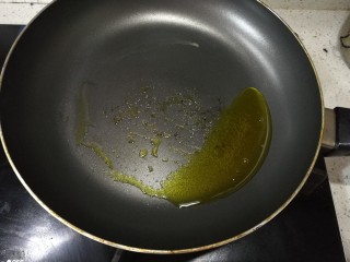 3、虾仁香肠迷你小披萨,热锅后放入油