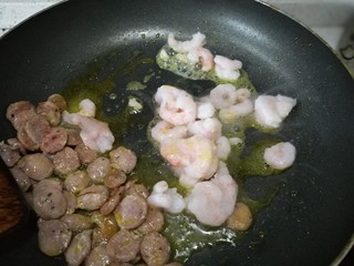 5、虾仁香肠迷你小披萨,再放入虾仁轻轻翻炒