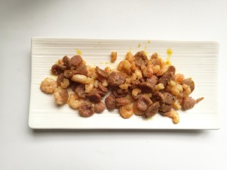 7、虾仁香肠迷你小披萨,炒好后盛起来