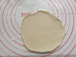 9、虾仁香肠迷你小披萨,用擀面杖擀开