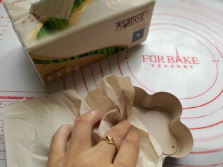 10、虾仁香肠迷你小披萨,用纸巾擦干模具上的水