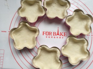 11、虾仁香肠迷你小披萨,把面皮放入模具中