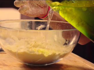 1、起酥三文鱼派,法式千层派皮：取大碗，200克低筋面粉，300克高筋面粉，300克黄油混合后，加冰水、盐，搅拌均匀，揉成面团，放冰箱里冷藏2.5到三个小时