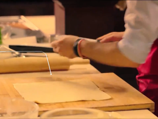 2、起酥三文鱼派,冷冻完成后，把面团分成两份，折成方形擀平放到冰箱里冻硬，取出再次擀平，同样的步骤重复六次以上，最后休整成正方形就好了