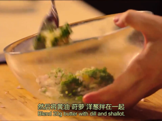 3、起酥三文鱼派,混合20g黄油，2勺莳萝碎，小洋葱沫，盐和黑花椒