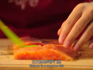 4、起酥三文鱼派,把三文鱼切成1.5cm，5cm宽12cm长的块，鱼肉，表面撒盐和黑胡椒，并在鱼肉表面轻轻涂抹橄榄油