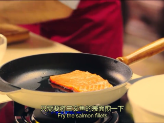 5、起酥三文鱼派,中火预热平底锅，放橄榄油，快速将鱼肉表面煎熟