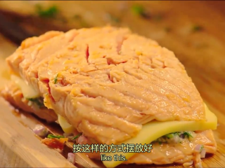 6、起酥三文鱼派,把黄油混合物，马苏里拉奶酪，罗勒叶放在鱼肉上，用另外一块鱼肉盖在上边