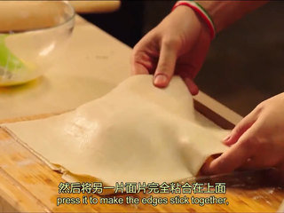 7、起酥三文鱼派,菜板撒面粉，放上之前的派皮，把鱼块放在千层酥皮上，四周刷蛋液，把另外一张千层酥皮盖在鱼肉上