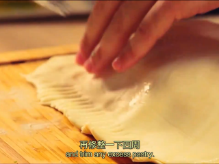 8、起酥三文鱼派,去除多余部分，用叉子在酥皮边缘按压出装饰花纹