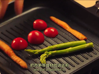 11、起酥三文鱼派,摆盘蔬菜：小西红柿，胡萝卜，芦笋煎一下