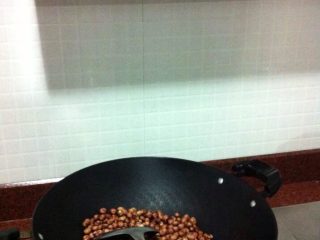 1、花生汤圆,花生炒熟去壳