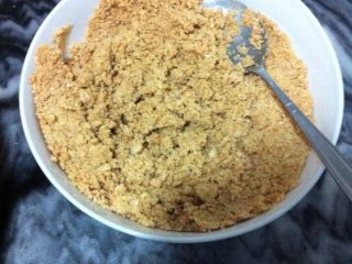 2、花生汤圆,花生和白糖一起嚼碎 可以少许芝麻 