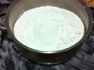 3、花生汤圆,糯米下温水搅拌 