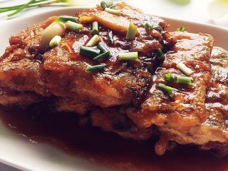 11、糖醋带鱼,最后收汁时加一勺番茄酱。颜色更红亮诱人。