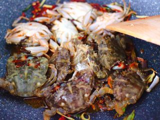 6、双椒辣爆花蟹,这个时候放入花蟹后，大火快速翻炒均匀。