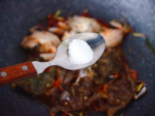 7、双椒辣爆花蟹,加入白砂糖提味。