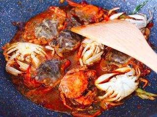 9、双椒辣爆花蟹,大火继续翻炒均匀后。