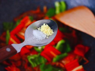 13、双椒辣爆花蟹,这个时候根据个人口味，加入适量的盐和鸡精调味。