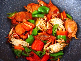 15、双椒辣爆花蟹,看见柿子椒和红辣椒，变色断生的时候即可关火。