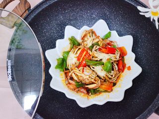 16、双椒辣爆花蟹,鲜辣爽口的辣爆花蟹出锅咯。