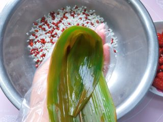 7、红豆红枣粽,如图将粽叶折起来；
