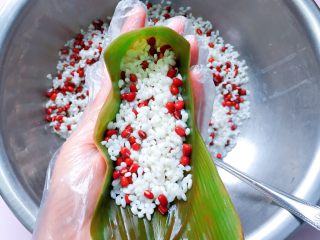 8、红豆红枣粽,然后放入一半的红豆和糯米；