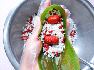 9、红豆红枣粽,放上两颗红枣；