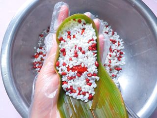 10、红豆红枣粽,再铺一层红豆和糯米，盖住红枣；