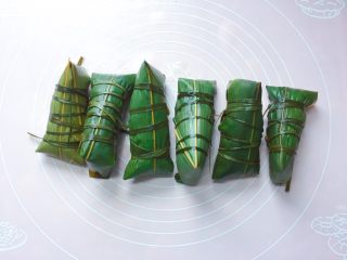 13、红豆红枣粽,依法一个一个包好，扎紧。