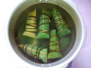 14、红豆红枣粽,全部包好后放入高压锅，加入没过粽子的清水，大火烧开转中小火煮一个小时，煮好以后在锅里再焖两个小时后捞出，口感更黏糯。