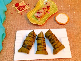 15、红豆红枣粽,成品图。