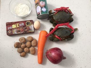 1、泰式椰浆土豆咖喱蟹,准备好材料