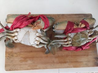 3、泰式椰浆土豆咖喱蟹,雄蟹底部呈三角形，母蟹呈圆形