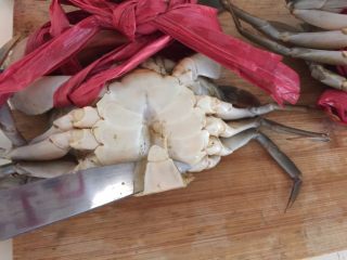 4、泰式椰浆土豆咖喱蟹,然后用小刀在蟹的底部撬开