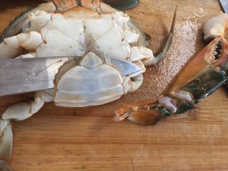 5、泰式椰浆土豆咖喱蟹,雌蟹也是一样，然后用小刀捅死