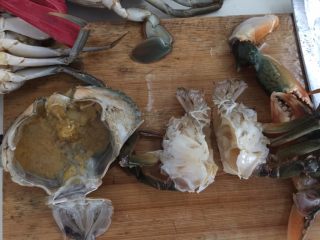 6、泰式椰浆土豆咖喱蟹,再用力剥开蟹壳