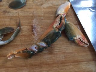 10、泰式椰浆土豆咖喱蟹,蟹钳用刀拍碎