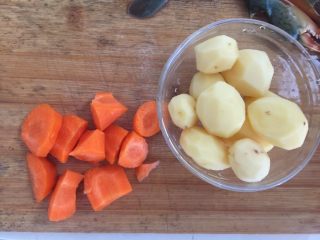 12、泰式椰浆土豆咖喱蟹,小土豆去皮洗净、胡萝卜去皮切成大块