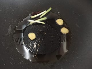 13、泰式椰浆土豆咖喱蟹,锅里热油后放入姜片和葱段煸香