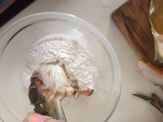 14、泰式椰浆土豆咖喱蟹,将蟹切面一面沾上面粉