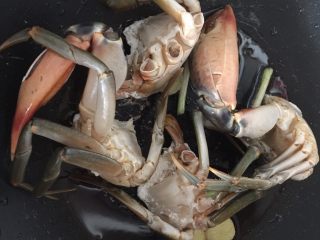 15、泰式椰浆土豆咖喱蟹,然后放入油锅里煎香