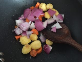 19、泰式椰浆土豆咖喱蟹,放入切块的洋葱翻炒