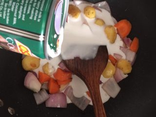 20、泰式椰浆土豆咖喱蟹,然后倒入椰浆